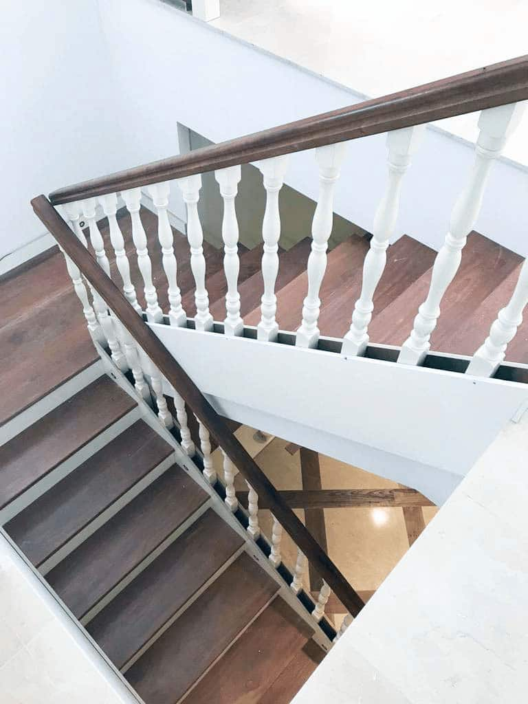 escalera de madera clasica